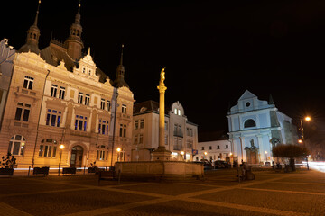Fototapeta premium PLaza del pueblo de Turnov de noche en la Republica Checa