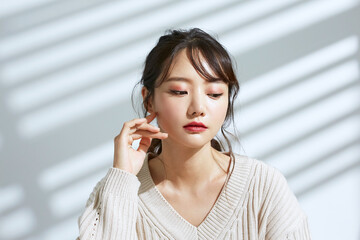 光と影の背景の若い女性のビューティーポートレート