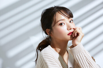 光と影の背景の若い女性のビューティーポートレート
