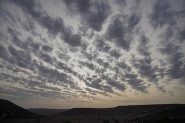 Obraz premium Rain clouds accumulating in the sunset sky.