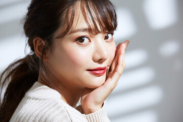 光と影の背景の若い女性のビューティーポートレート