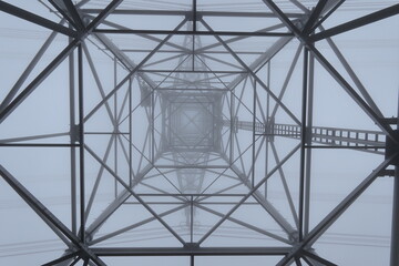 雨天時の鉄塔を見上げる