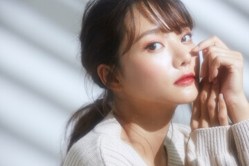 若い女性のソフトフォーカスのビューティーポートレート