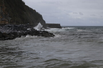 Fototapeta na wymiar Shore of San Sebastian in a windy day