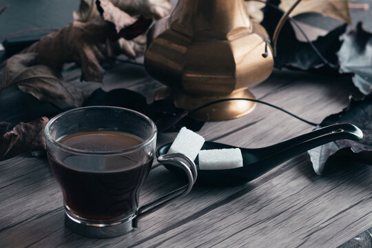taza de caf&eacute; con hojas de oto&ntilde;o