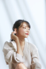 若い女性のソフトフォーカスのビューティーポートレート