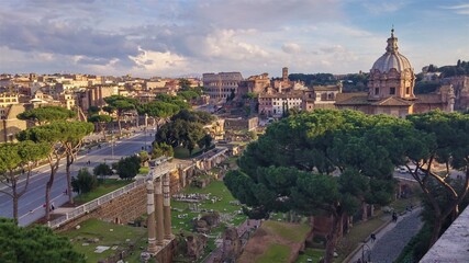 Fototapeta na wymiar Panorámica de Foro Romano y Coliseo de Roma,Roma,Italia