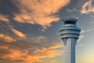 羽田空港の管制塔、夕焼けを背景に飛行場を見渡す