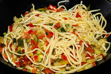 Plato de espaguetis con verduras.