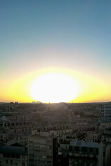 Soleil couchant sur l'horizon de l'ouest parisien