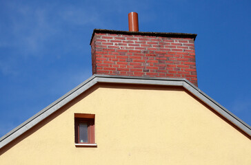 Alter Schornstein aus Backstein, gelbe Hauswand, Deutschland, Europa