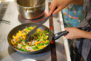 挽き肉とパプリカを使った料理風景