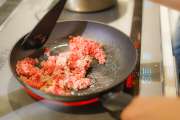 挽き肉を使った料理風景