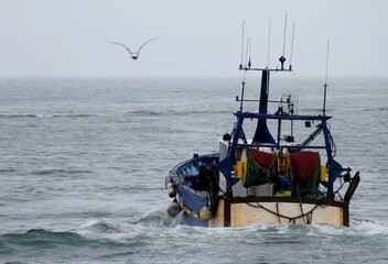 Naklejka premium chalutier navigant en mer au large du Guilvinec en Bretagne