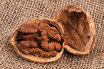 Cerneau de noix en gros plan sur une toile de jute