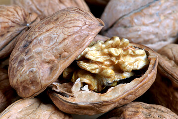 Noix ouverte en gros plan sur d'autres noix
