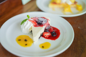 ラズベリーがのったチーズケーキ