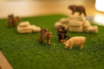 豚と猿のフィギュアとサバンナのイメージ
