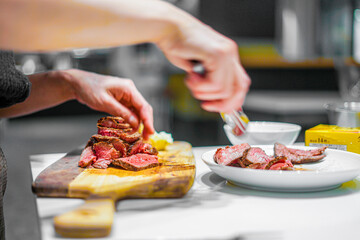 ローストビーフの調理風景