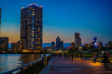 東京都中央区の高層マンション群と夕景