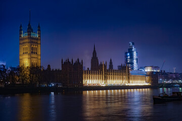 Fototapeta na wymiar ウェストミンスター宮殿の夜景（イギリス・ロンドン）