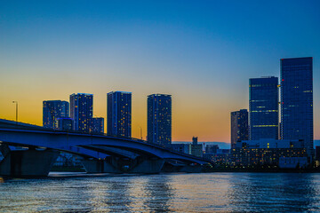 Fototapeta premium 東京都中央区の高層マンション群と夕景