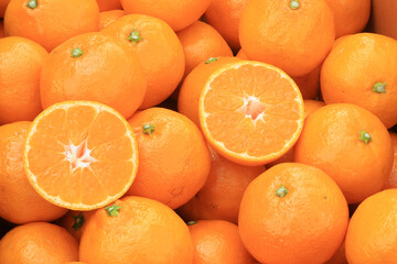 Sliced ​​oranges at the market.