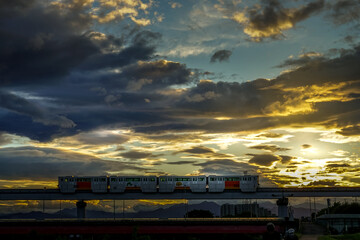 立日橋と夕暮れの秋空（立川市）