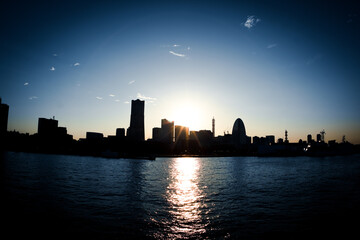 Fototapeta na wymiar 横浜の街並みと夕暮れの太陽