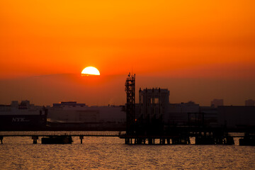 Obraz premium 川崎工業地帯のシルエットと夕暮れ