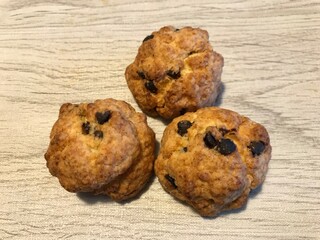 木目のテーブルに置かれたチョコチップスコーン