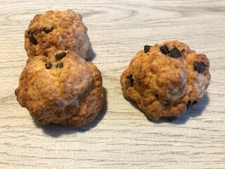 木目のテーブルに置かれたチョコチップスコーン