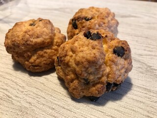 木目のテーブルに置かれたチョコチップスコーン