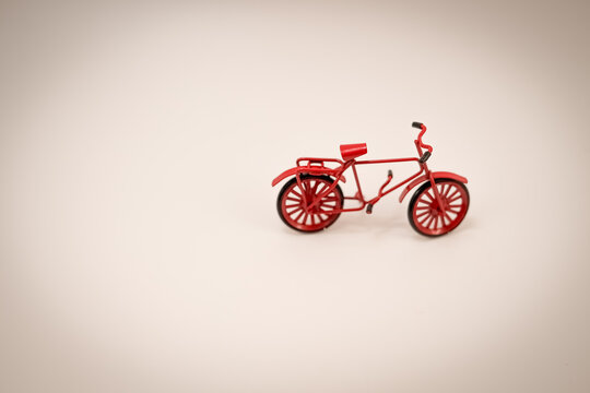 赤い自転車」の画像 - 10,599 件の Stock 写真、ベクターおよびビデオ ...