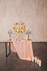 Decorating a wedding table with candles and expensive dishes