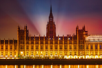 Fototapeta na wymiar ウェストミンスター宮殿の夜景（イギリス・ロンドン）