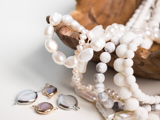 Pearl thread, mother of pearl pendants, white coral beads