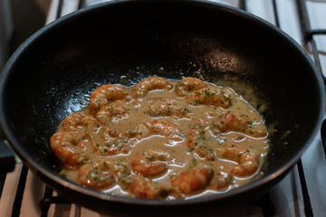 Cocción de  langostinos a la provenzal con crema