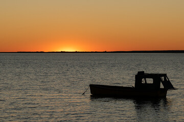 silueta de barco pesquero al atardecer