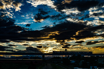 立日橋と夕暮れの秋空（立川市）