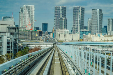ゆりかもめの線路と東京の街並み