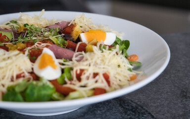 Gemischter Bio Salat Teller mit Tomaten, Eier, Schinken und Croutons, Produktbild, Low Carb Diät