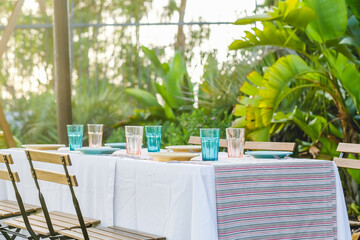 mesa en el jardin con plantas
