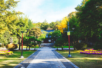 Naklejka premium road and old Korean building