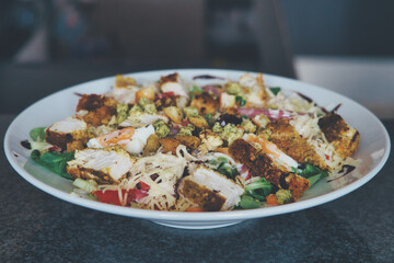 Gemischter Bio Salat Teller mit Tomaten, Eier, Schinken und Croutons, Produktbild, Low Carb Diät