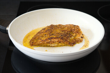 Hähnchenbrust, Schnitzel mit Flohsamenschalen und Chili Panade beim Anbraten