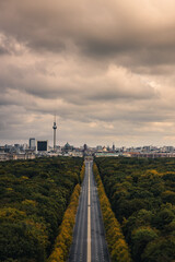 Panorama Aussicht auf die Hauptstadt von Deutschland von der Siegessäule in Berlin. Ohne Autos Corona bedingt. Lockdown