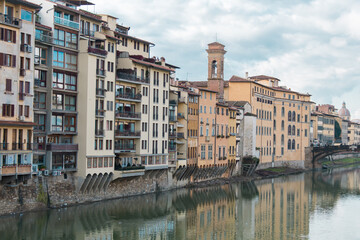 Fototapeta na wymiar Houses at the edge of the Arno River