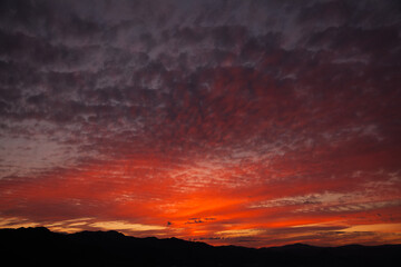 燃えるような真っ赤な夕日