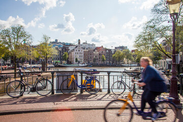 Mit dem Fahrrad den Lifestyle im sonnigen Amsterdam erleben